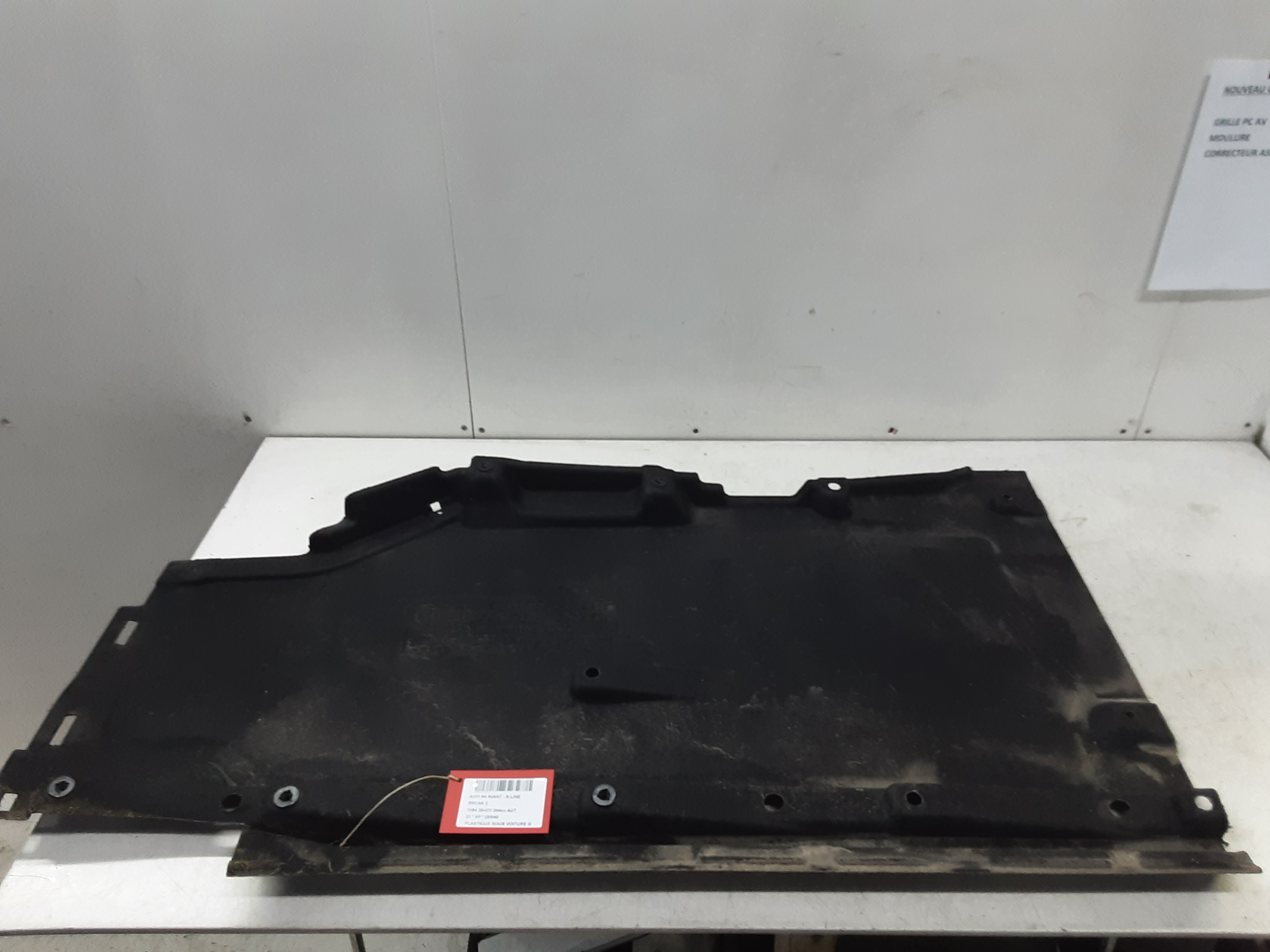 PLASTIEKE BESCHERMPLAAT ONDER AUTO LINKS