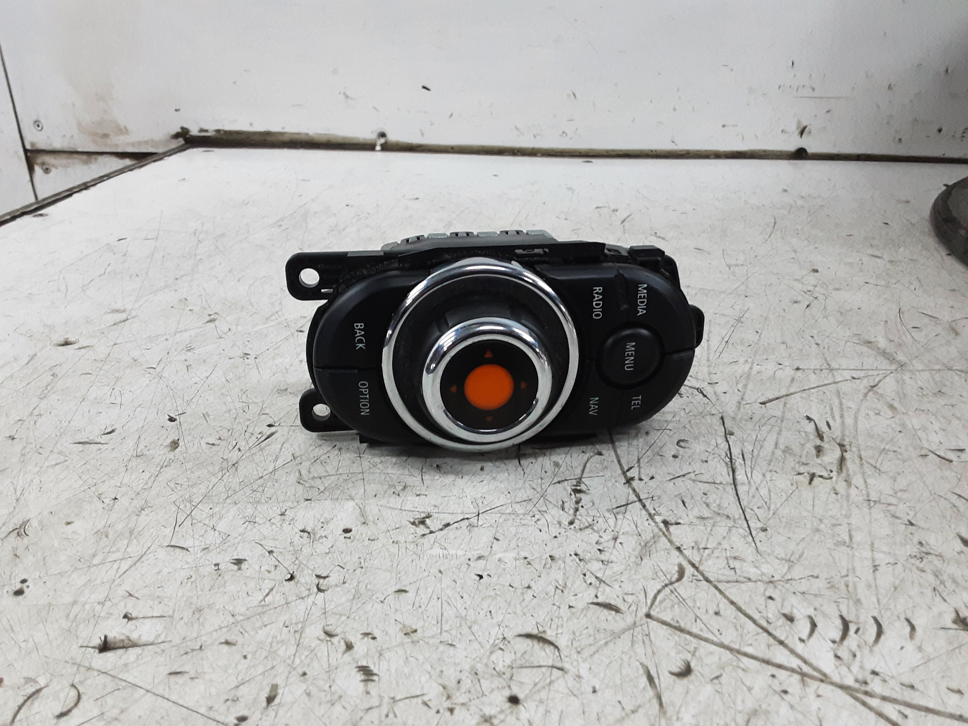 COMMANDE MMI Mini F56 3-portes : 11/13 >