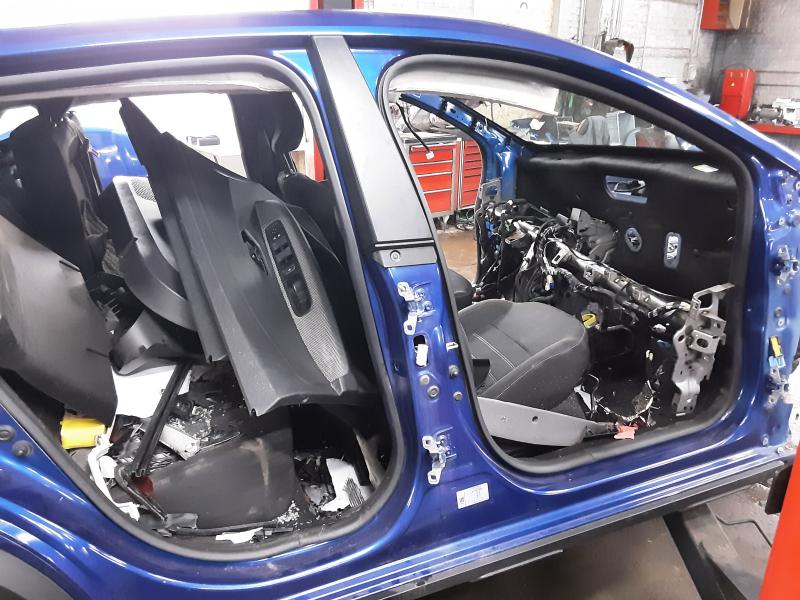 MONTANT DE PORTE COTE DROIT Dacia SANDERO 1/21 +