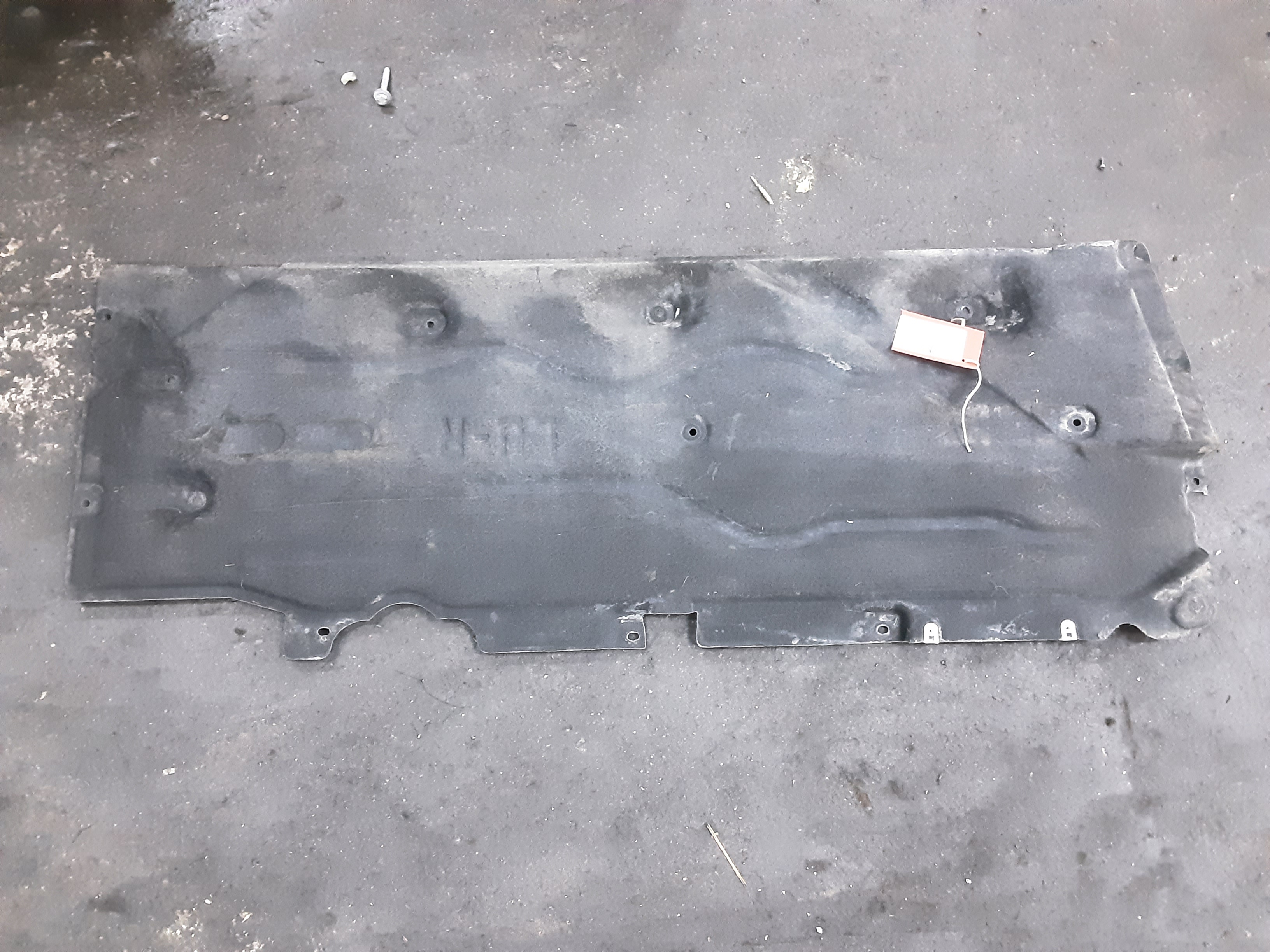PLASTIEKE BESCHERMPLAAT ONDER AUTO RECHTS