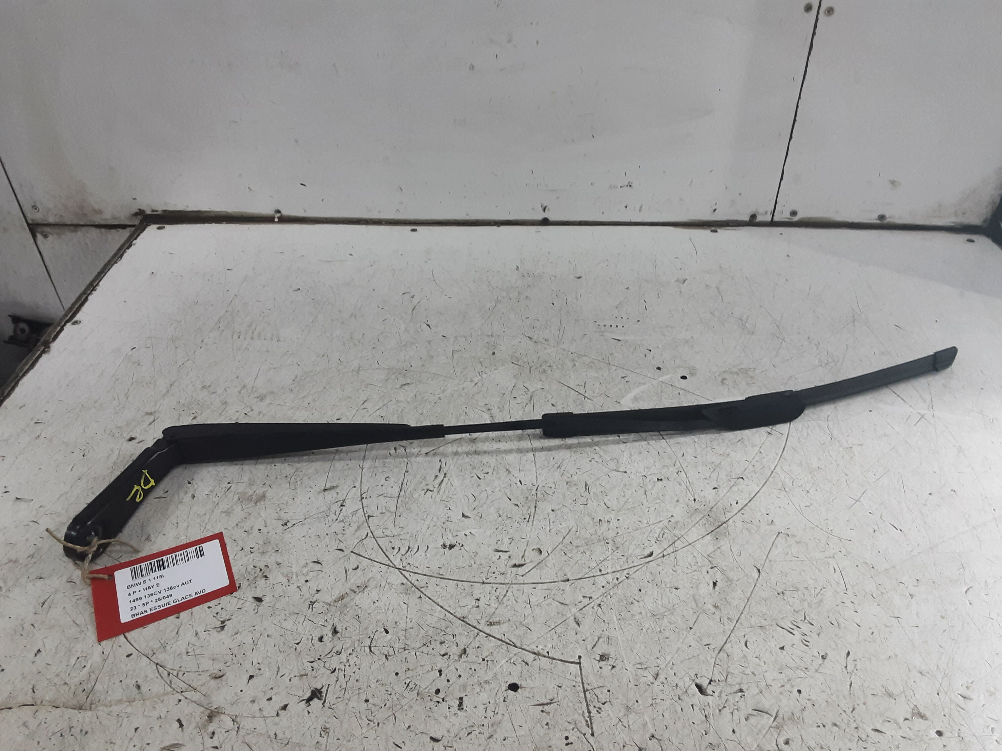 RUITENWISSERARM RECHTS VOOR