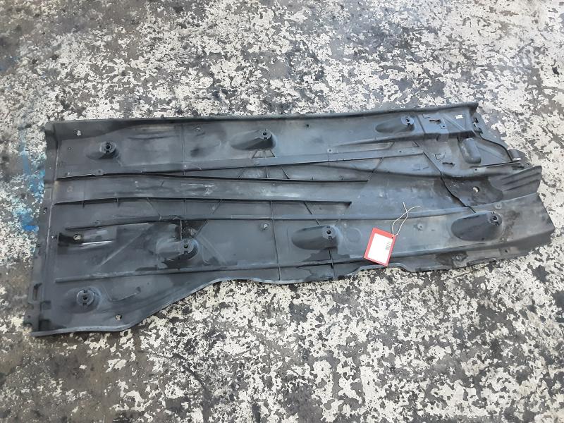 PLASTIEKE BESCHERMPLAAT ONDER AUTO LINKS Vw 