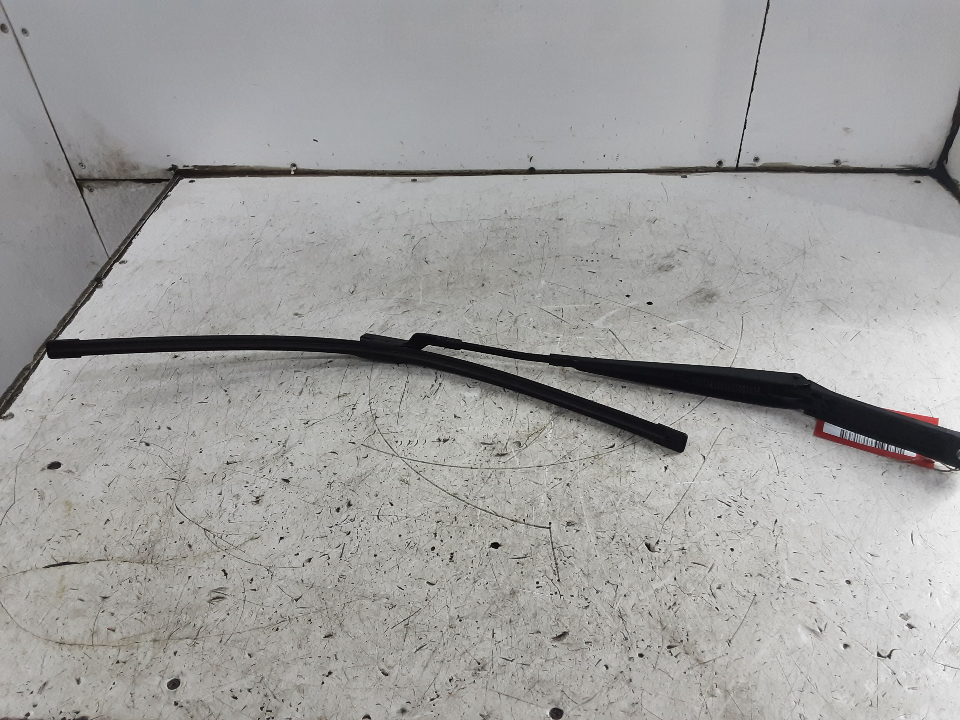 LEFT FRONT WIPER ARM