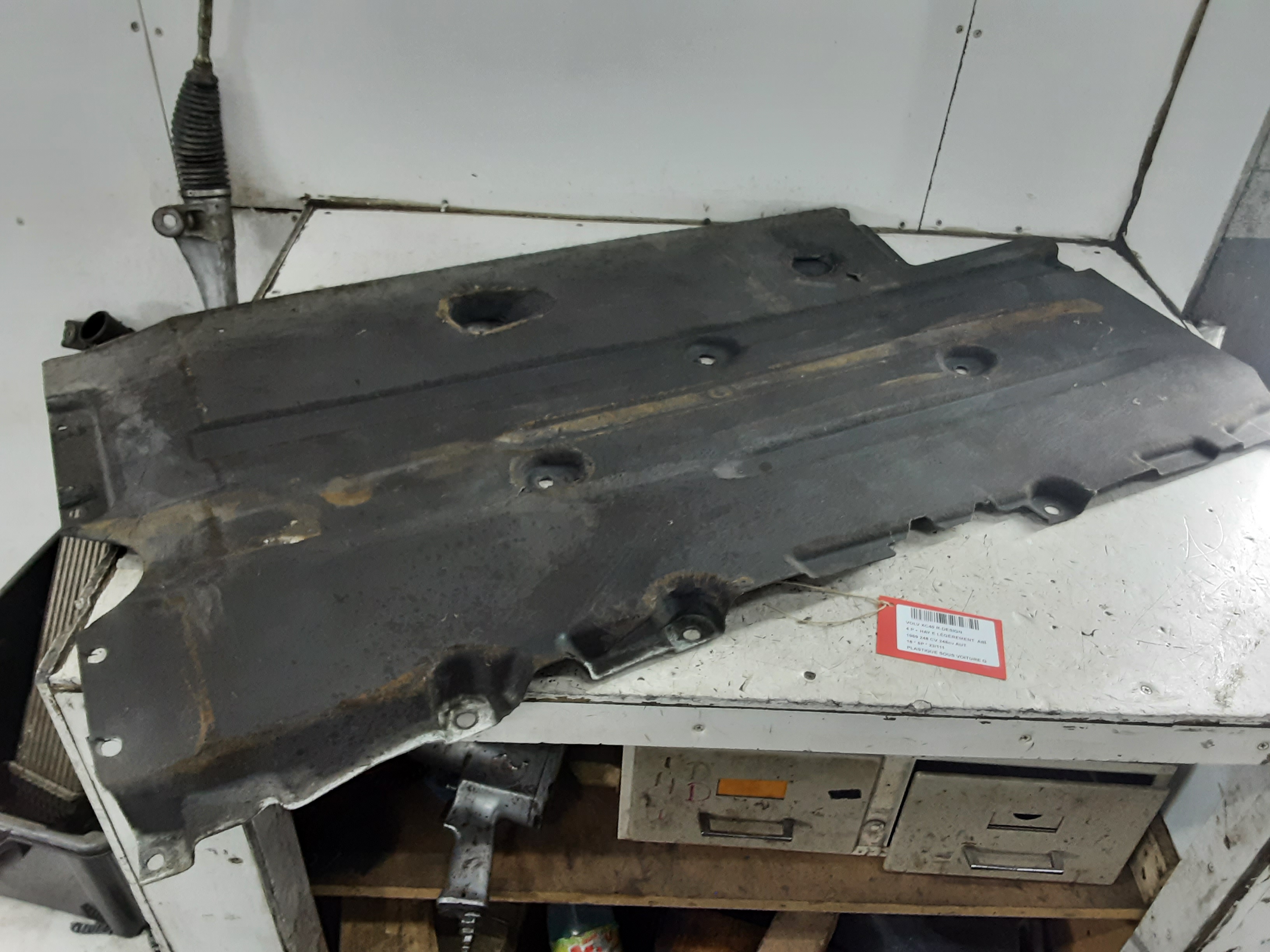 PLASTIEKE BESCHERMPLAAT ONDER AUTO LINKS