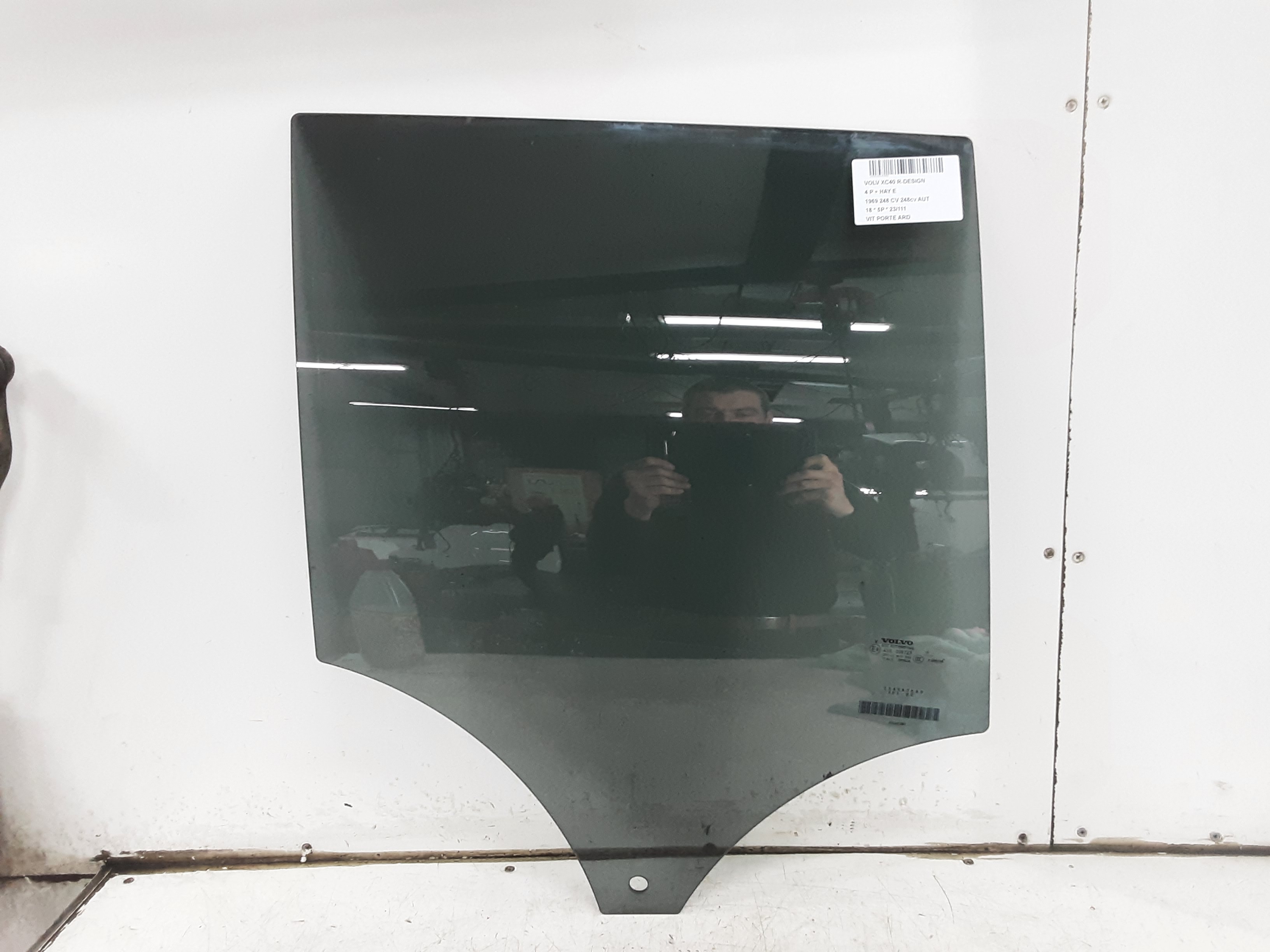 RIGHT REAR DOOR WINDOW