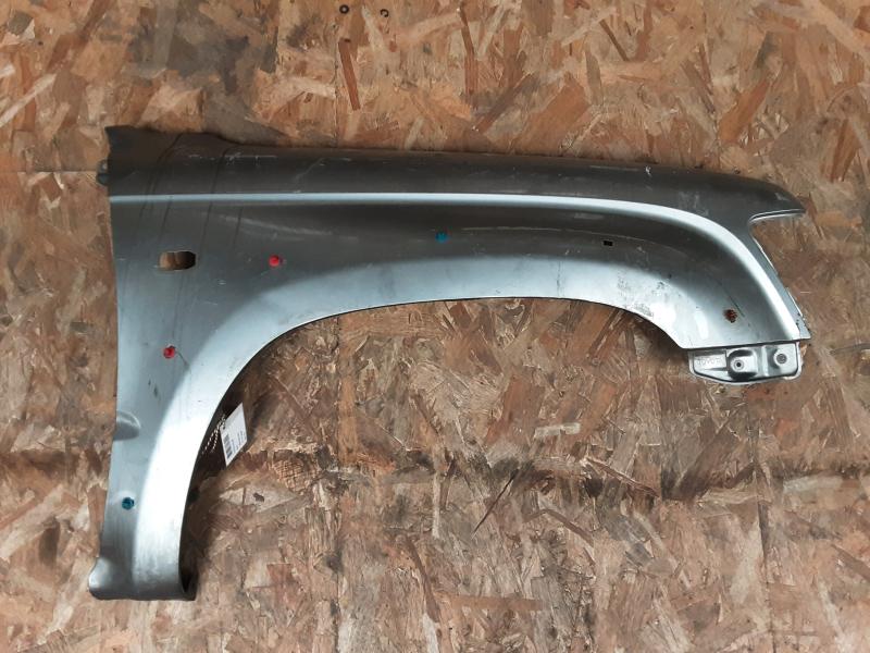 SPATBORD VOOR RECHTS Toyota HI-LUX 97 - 05