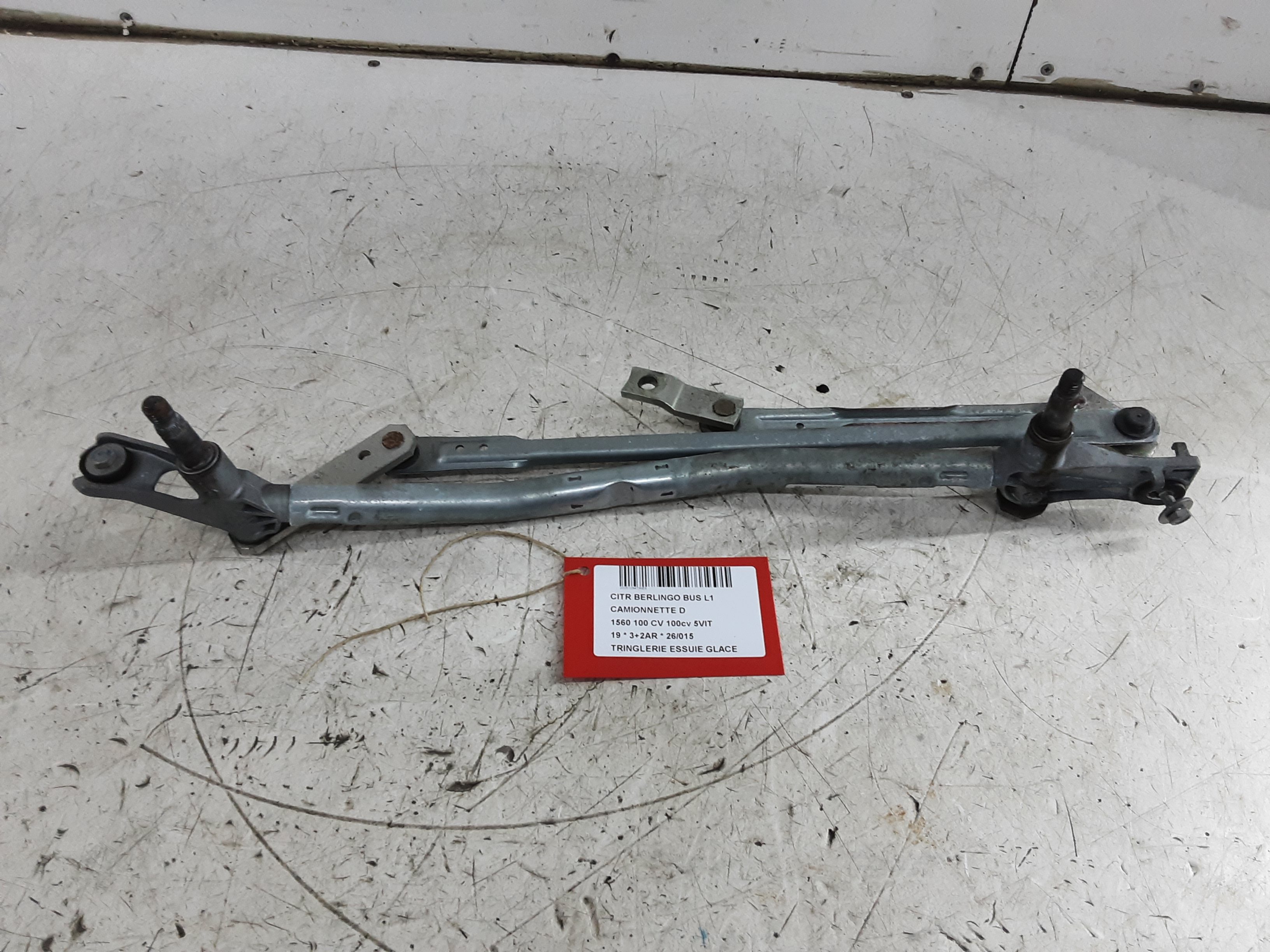 TRINGLERIE D'ESSUIE-GLACE