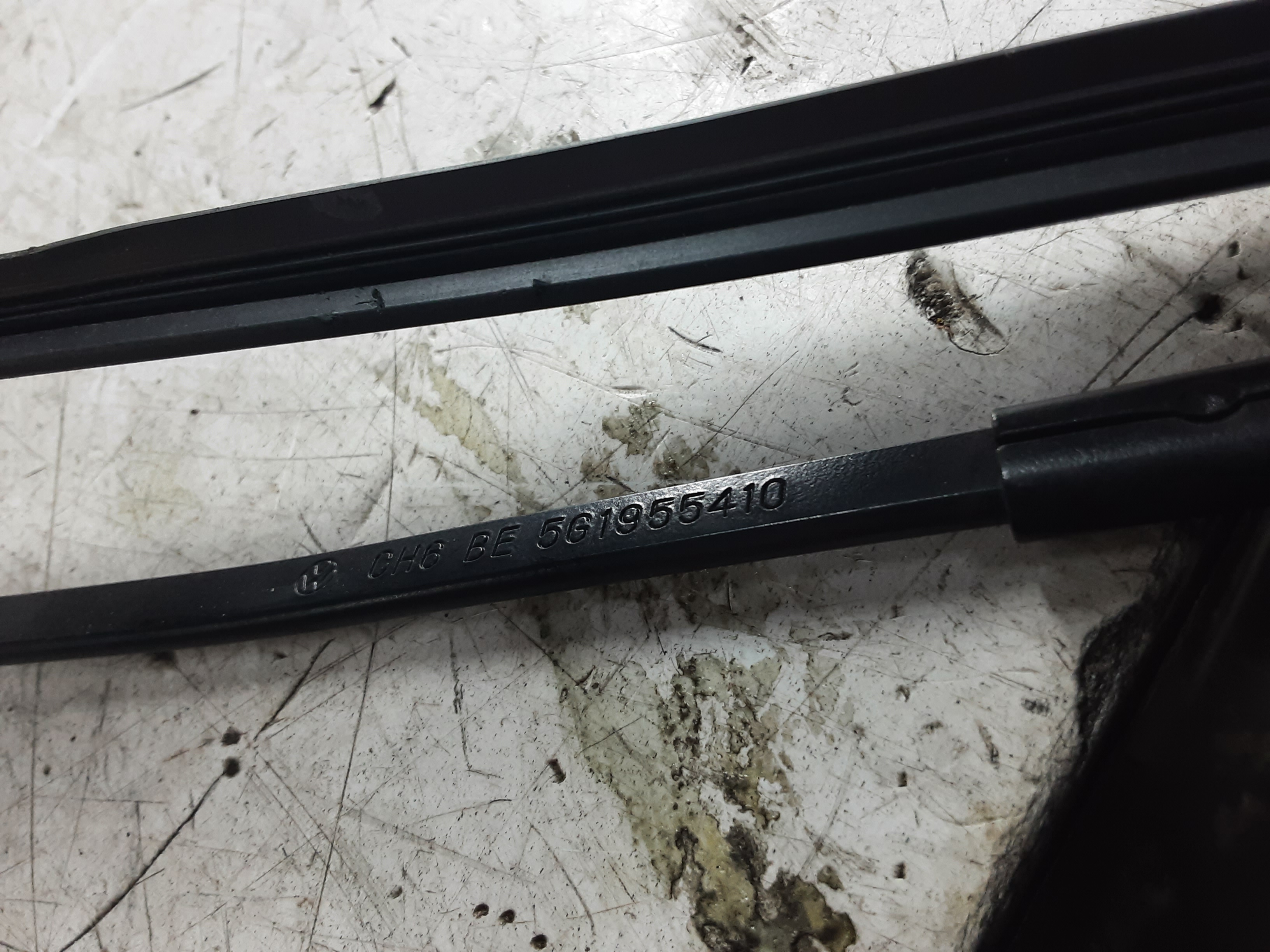 RIGHT FRONT WIPER ARM