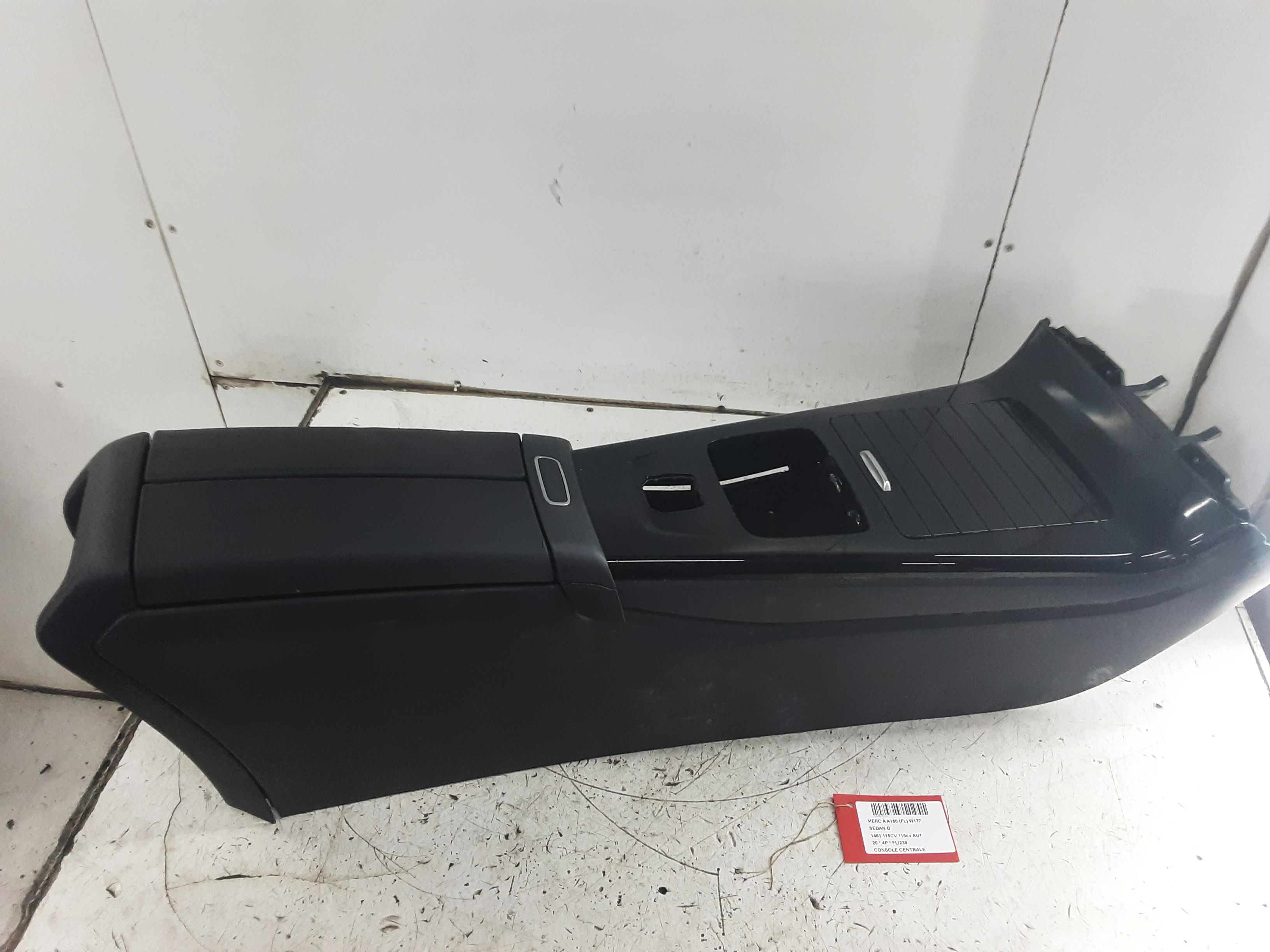 MIDDENCONSOLE Mercedes-Benz A W177 18 - 2/23