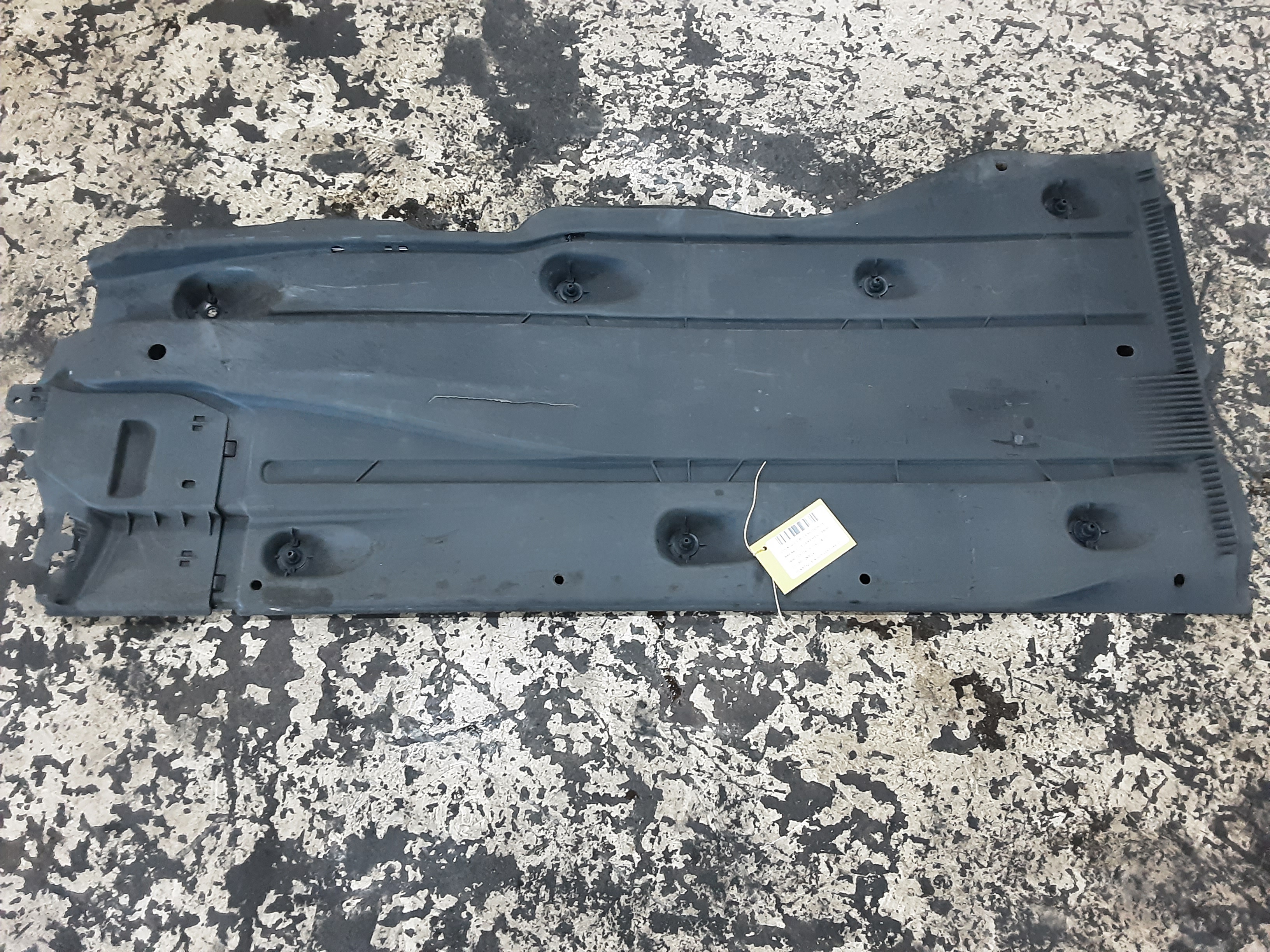 PLASTIEKE BESCHERMPLAAT ONDER AUTO RECHTS
