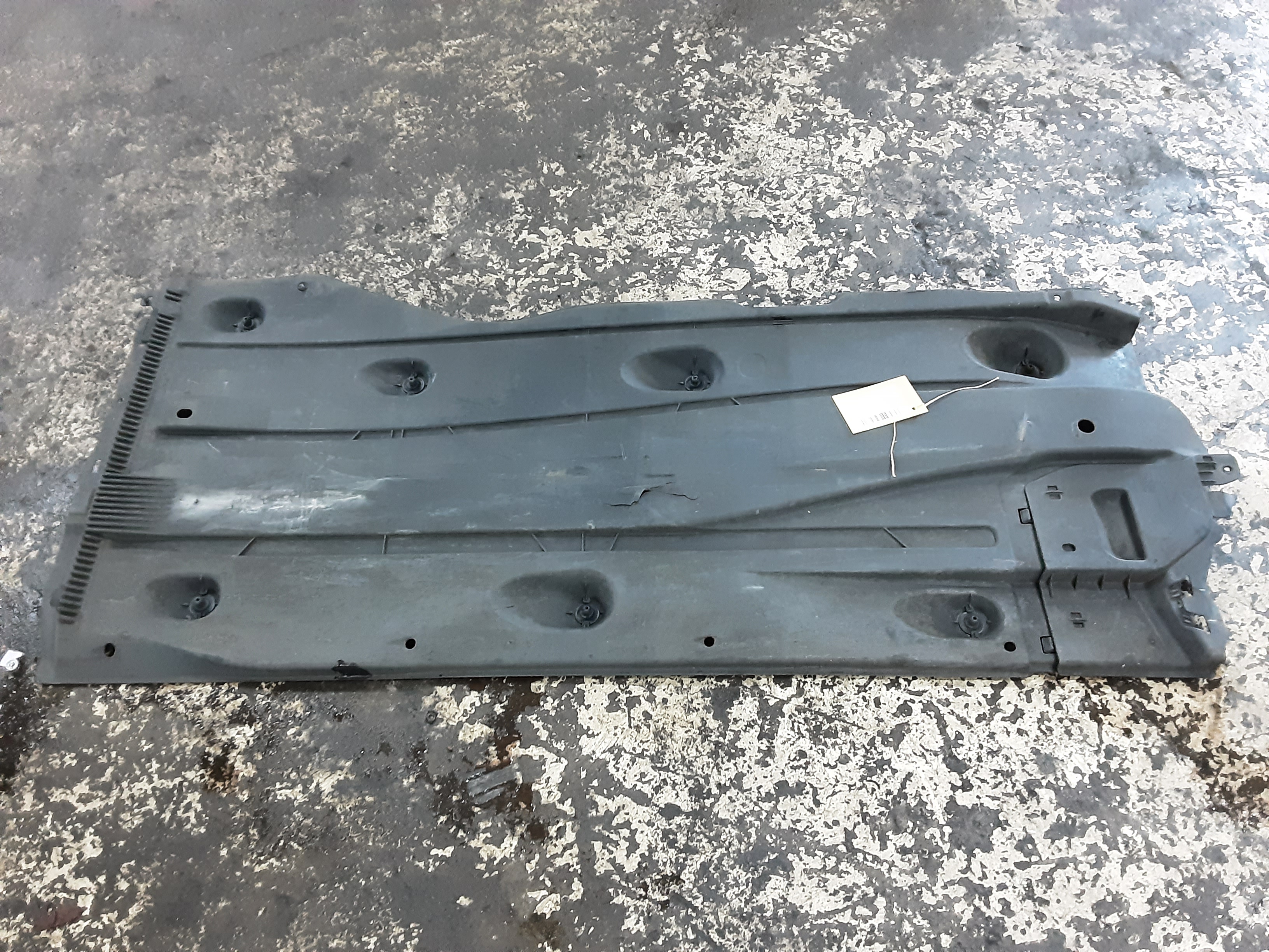 PLASTIQUE SOUS VOITURE GAUCHE