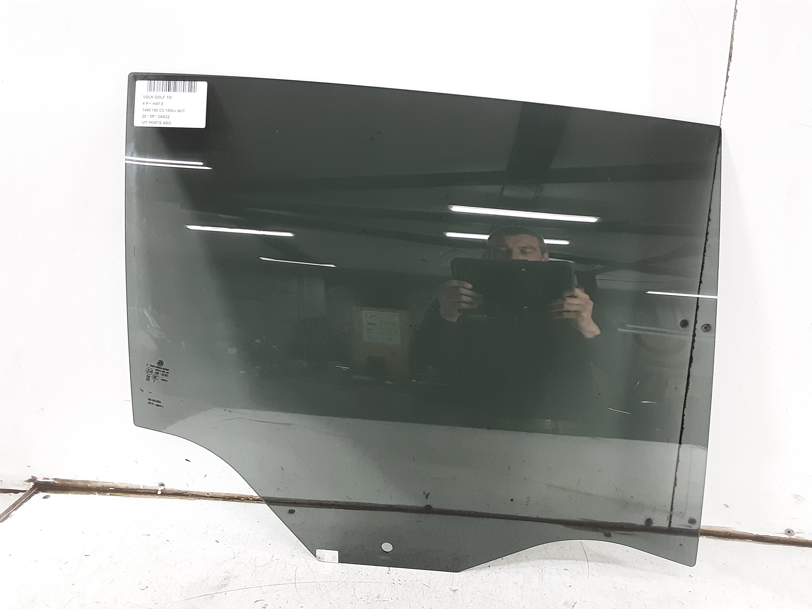 RIGHT REAR DOOR WINDOW
