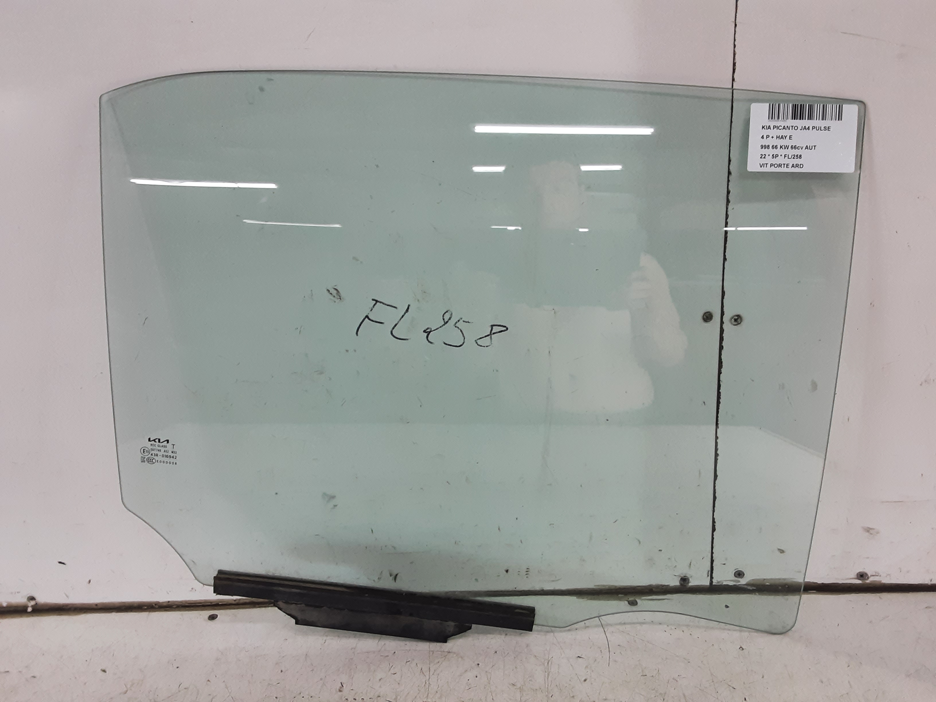 RIGHT REAR DOOR WINDOW