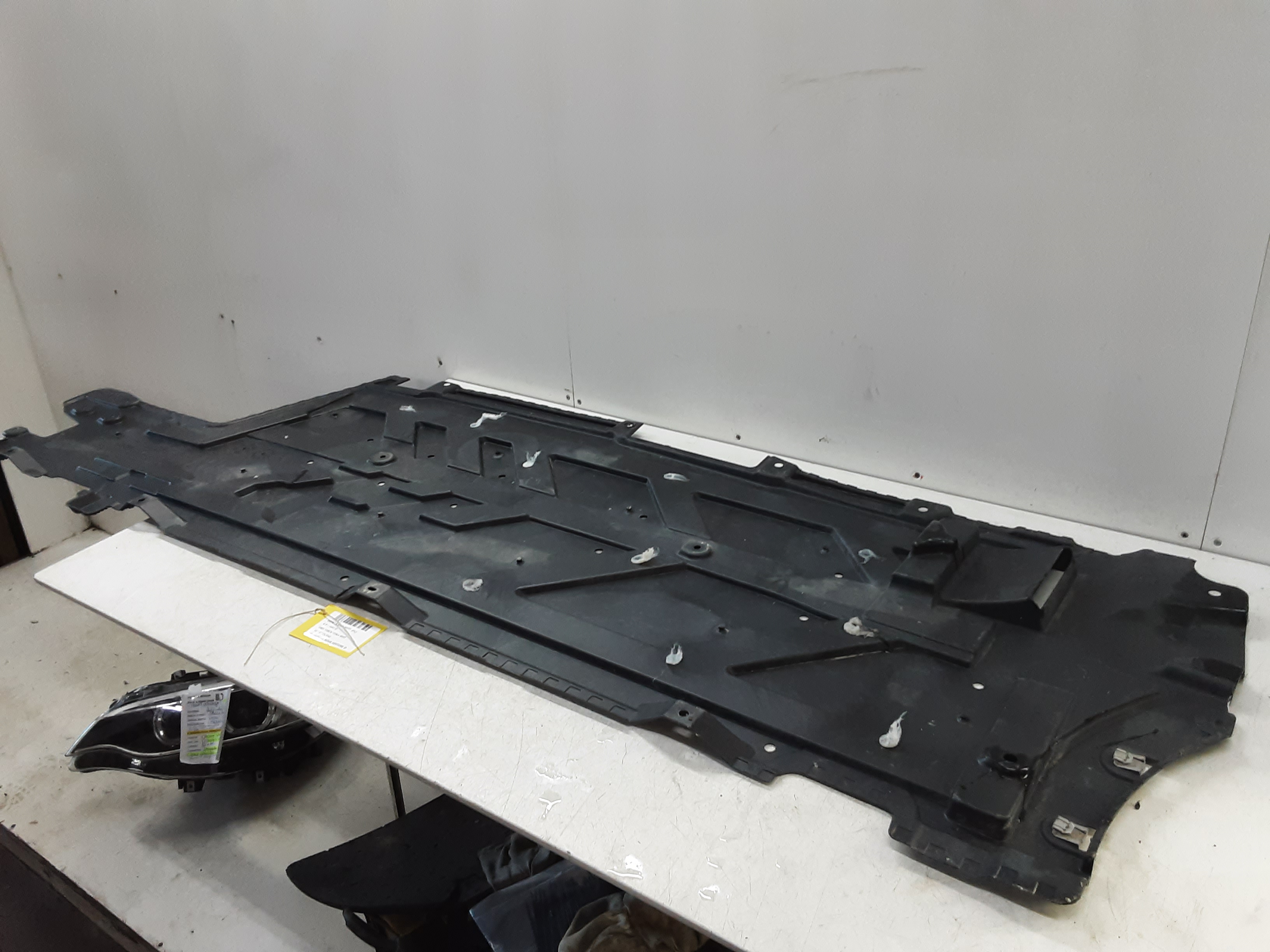 PLASTIEKE BESCHERMPLAAT ONDER AUTO RECHTS