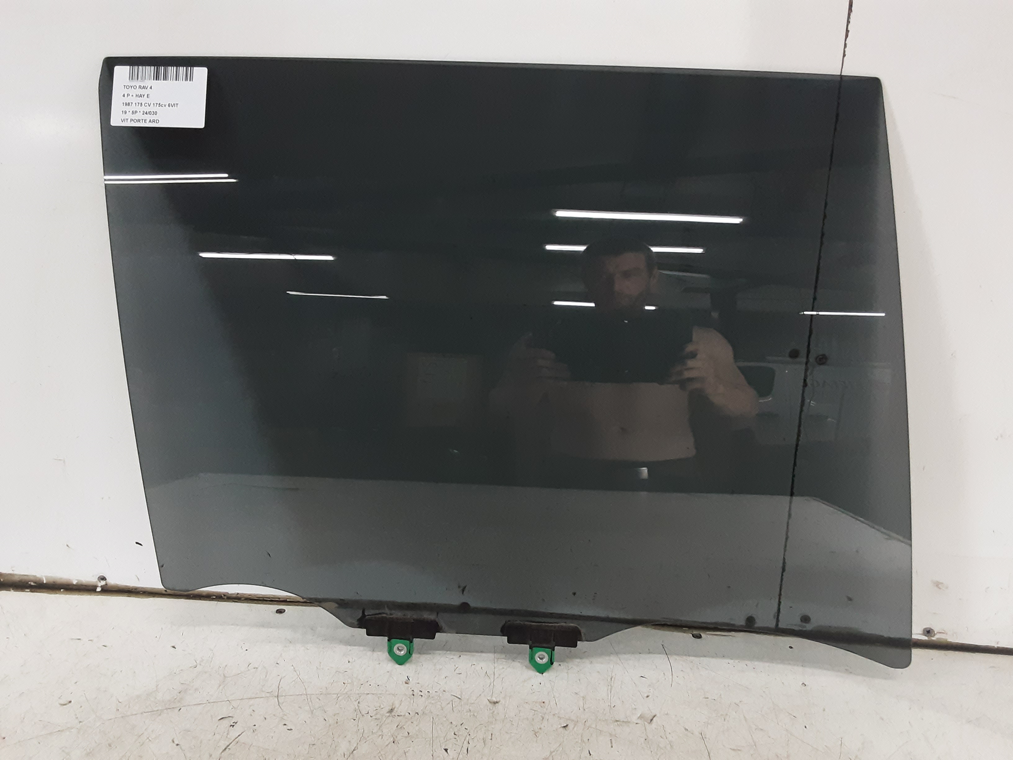RIGHT REAR DOOR WINDOW