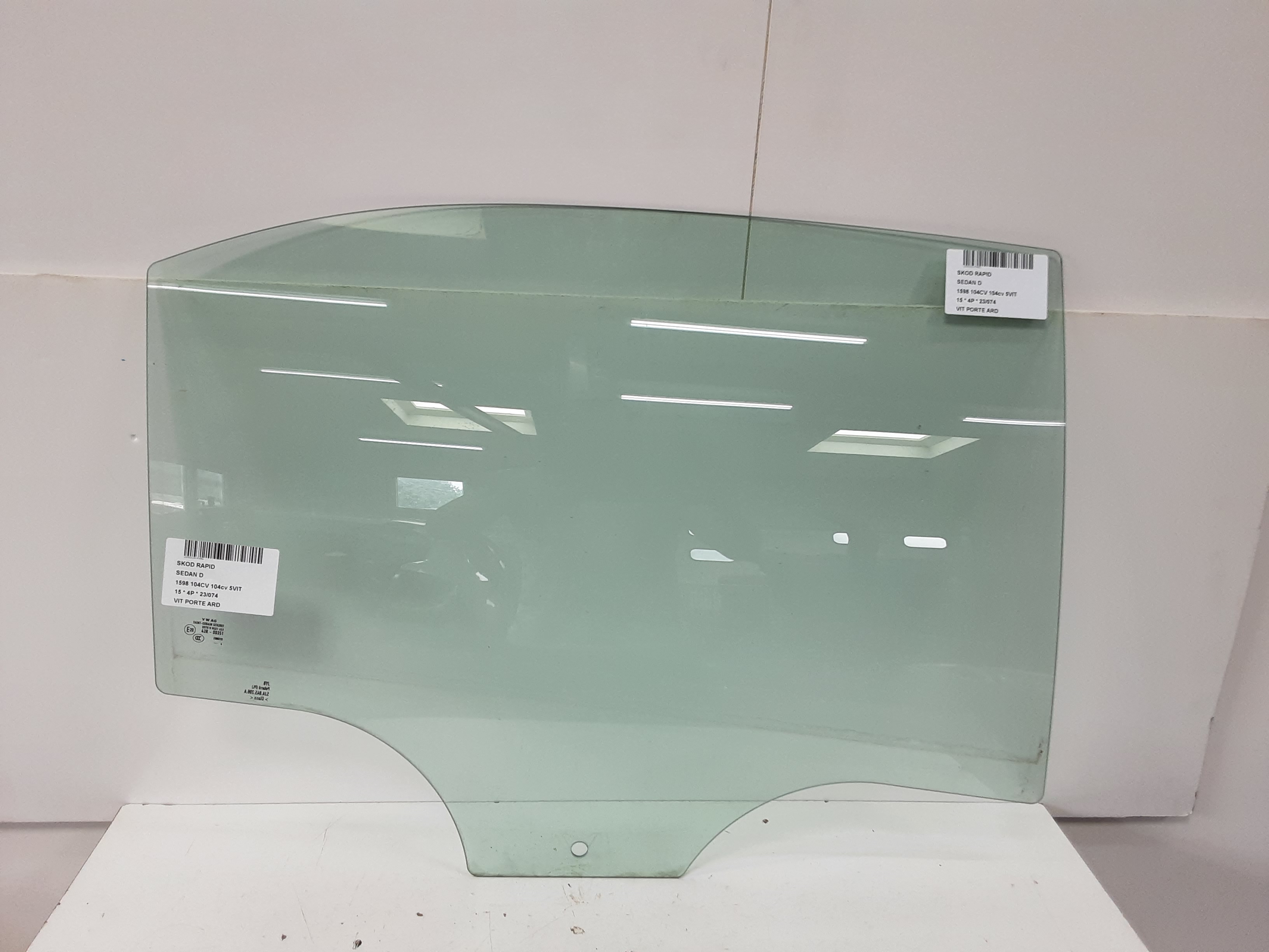 RIGHT REAR DOOR WINDOW