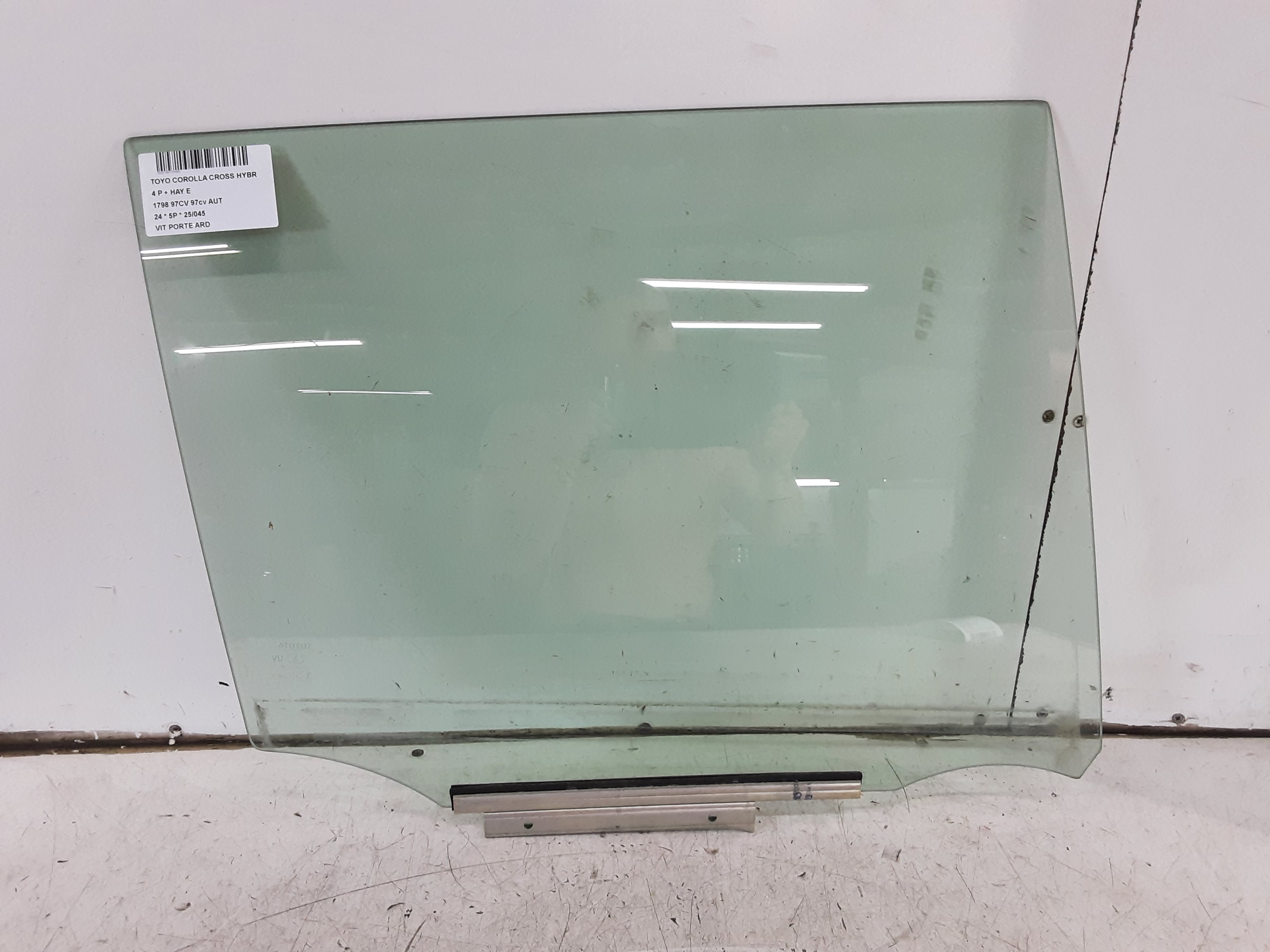 RIGHT REAR DOOR WINDOW