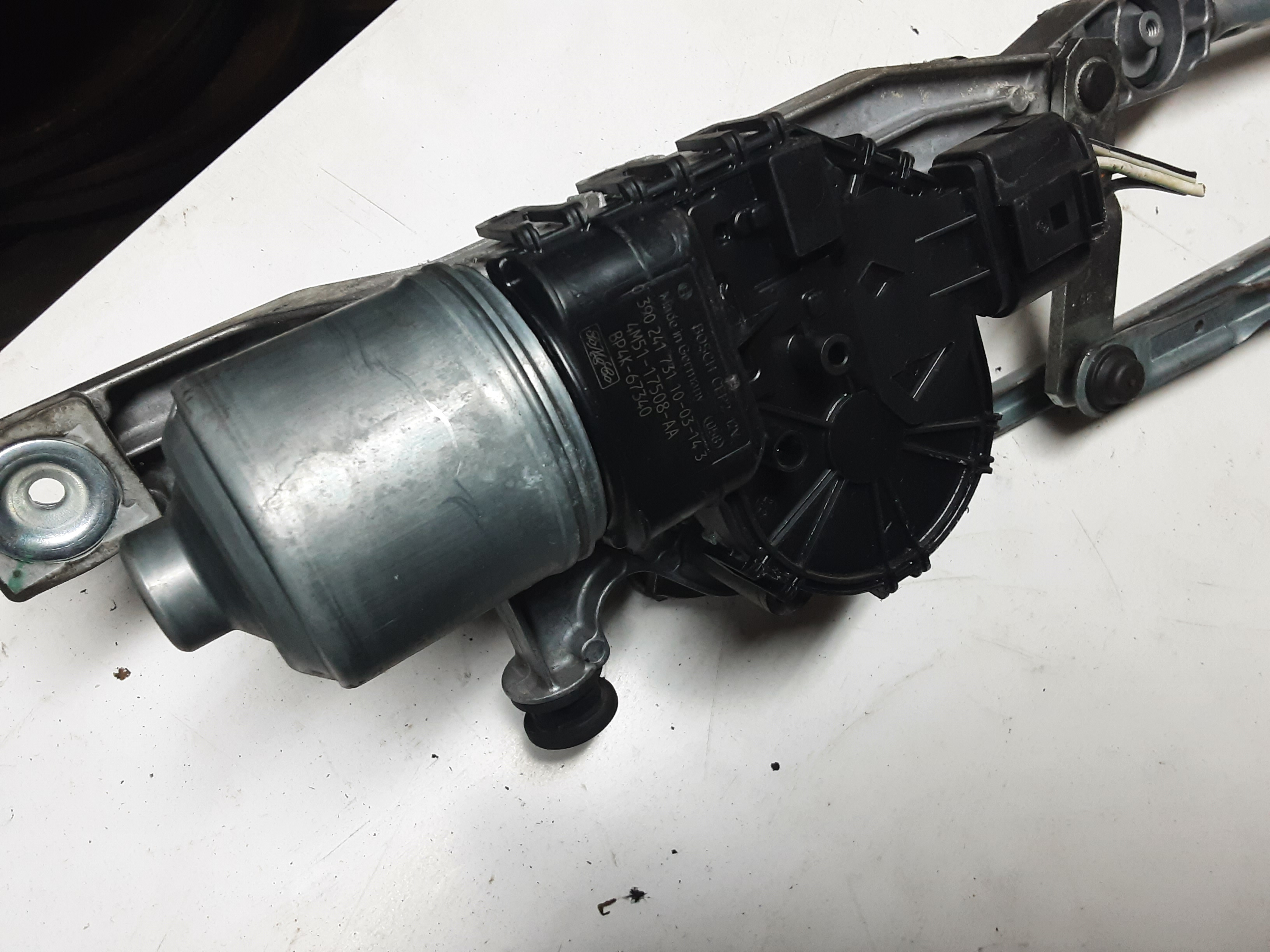 MOTEUR D&#039;ESSUIE-GLACE AVANT Ford FOCUS CC 06 - 10