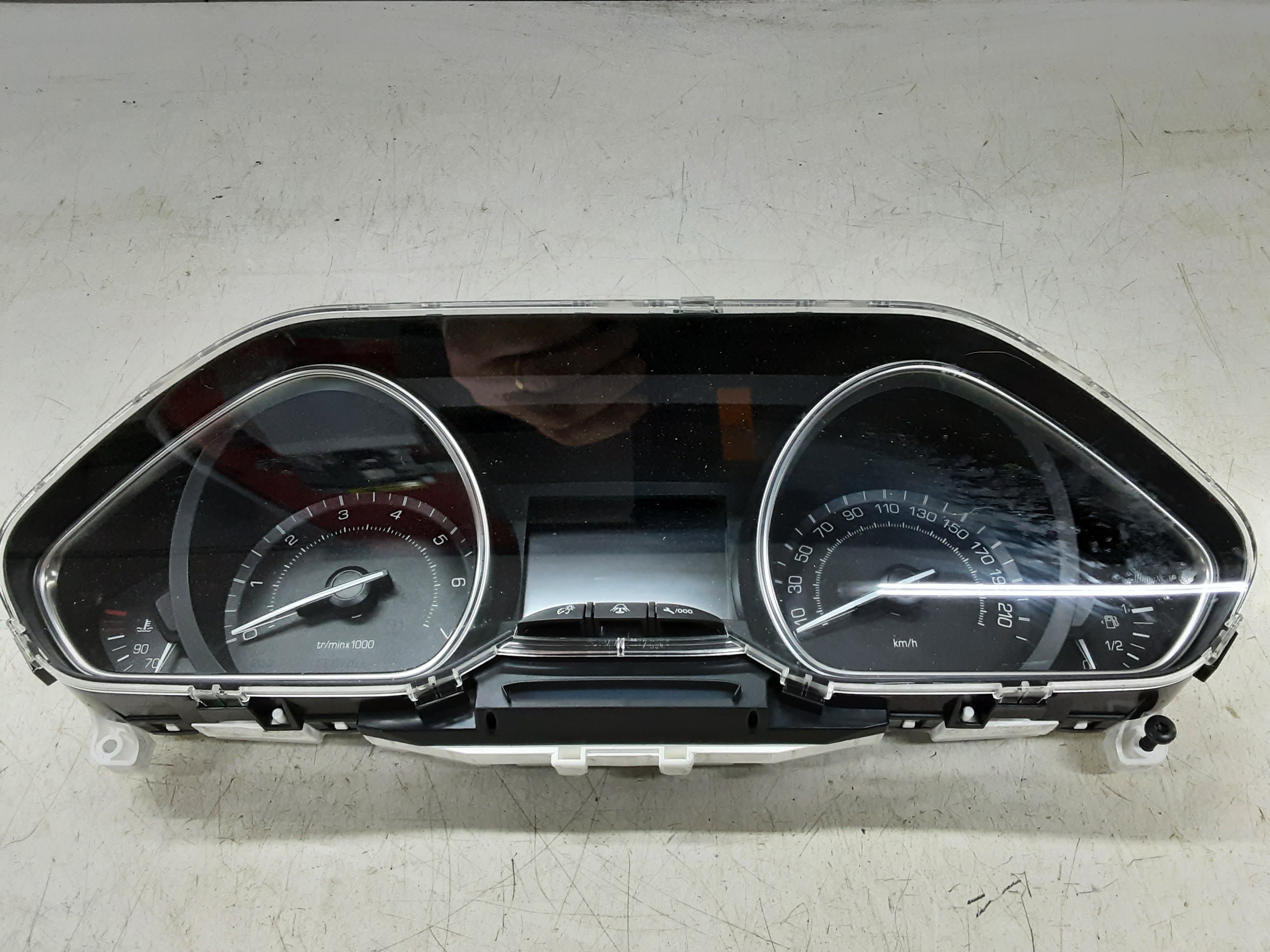 KM TELLER Peugeot 2008 (1)  5/13 - 4/16