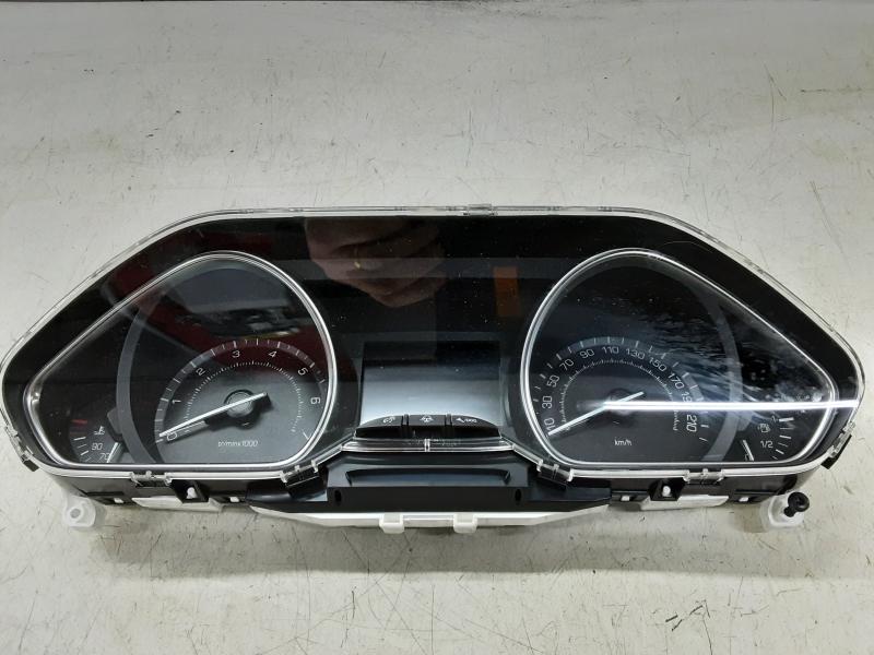 KM TELLER Peugeot 2008 (1)  5/13 - 4/16