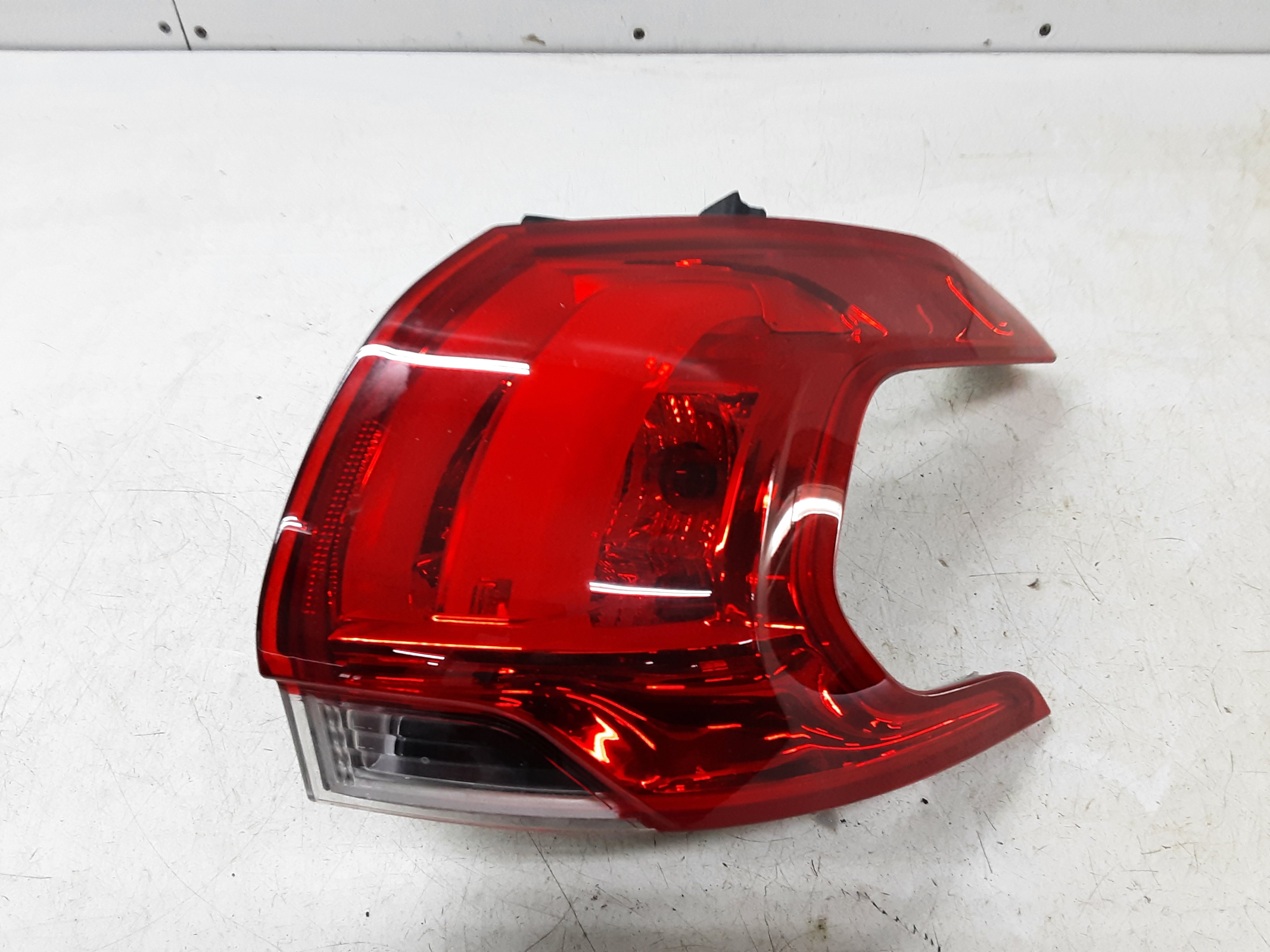 FEU ARRIERE DROIT Peugeot 2008 (1)  5/13 - 4/16