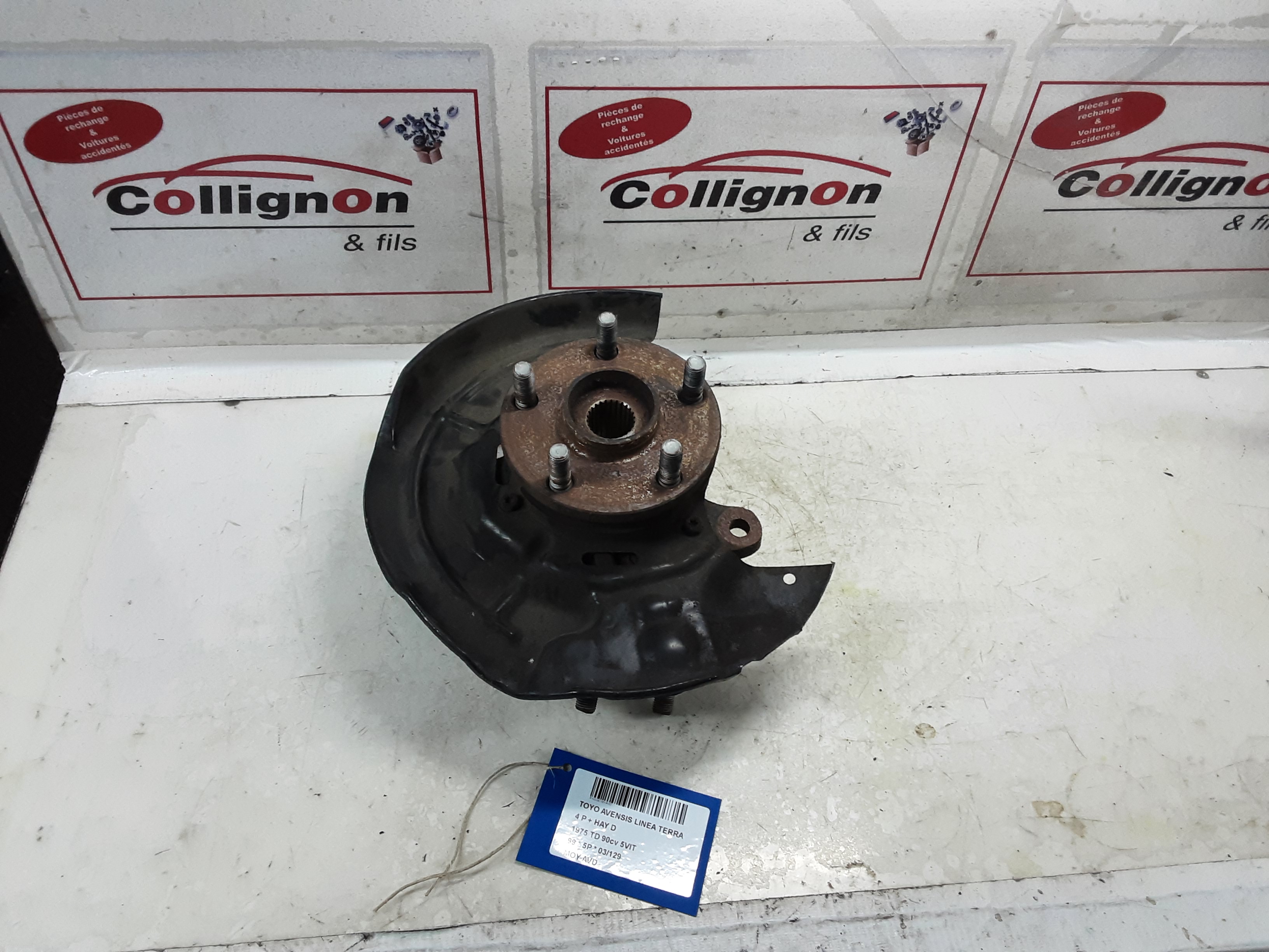 WIELNAAF VOOR RECHTS Toyota AVENSIS 98 - 03 T22